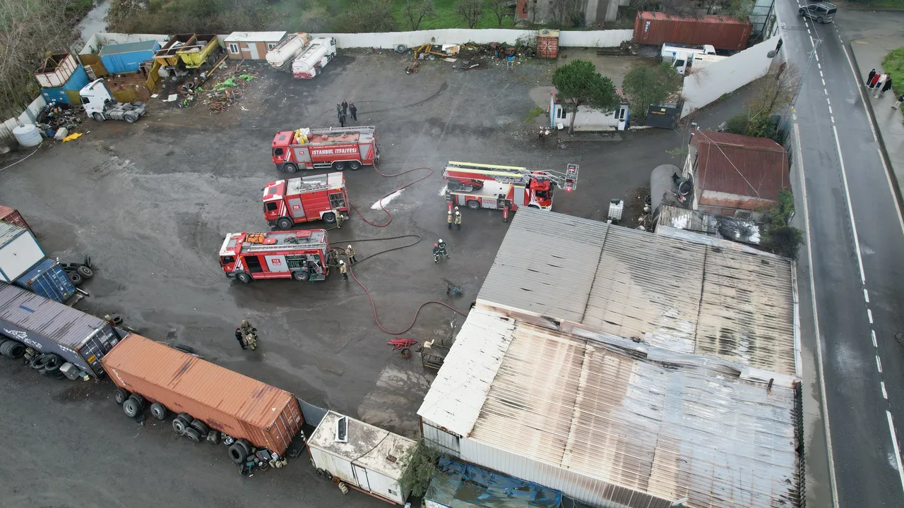 Çıkan yangında tırlar ağır hasar aldı