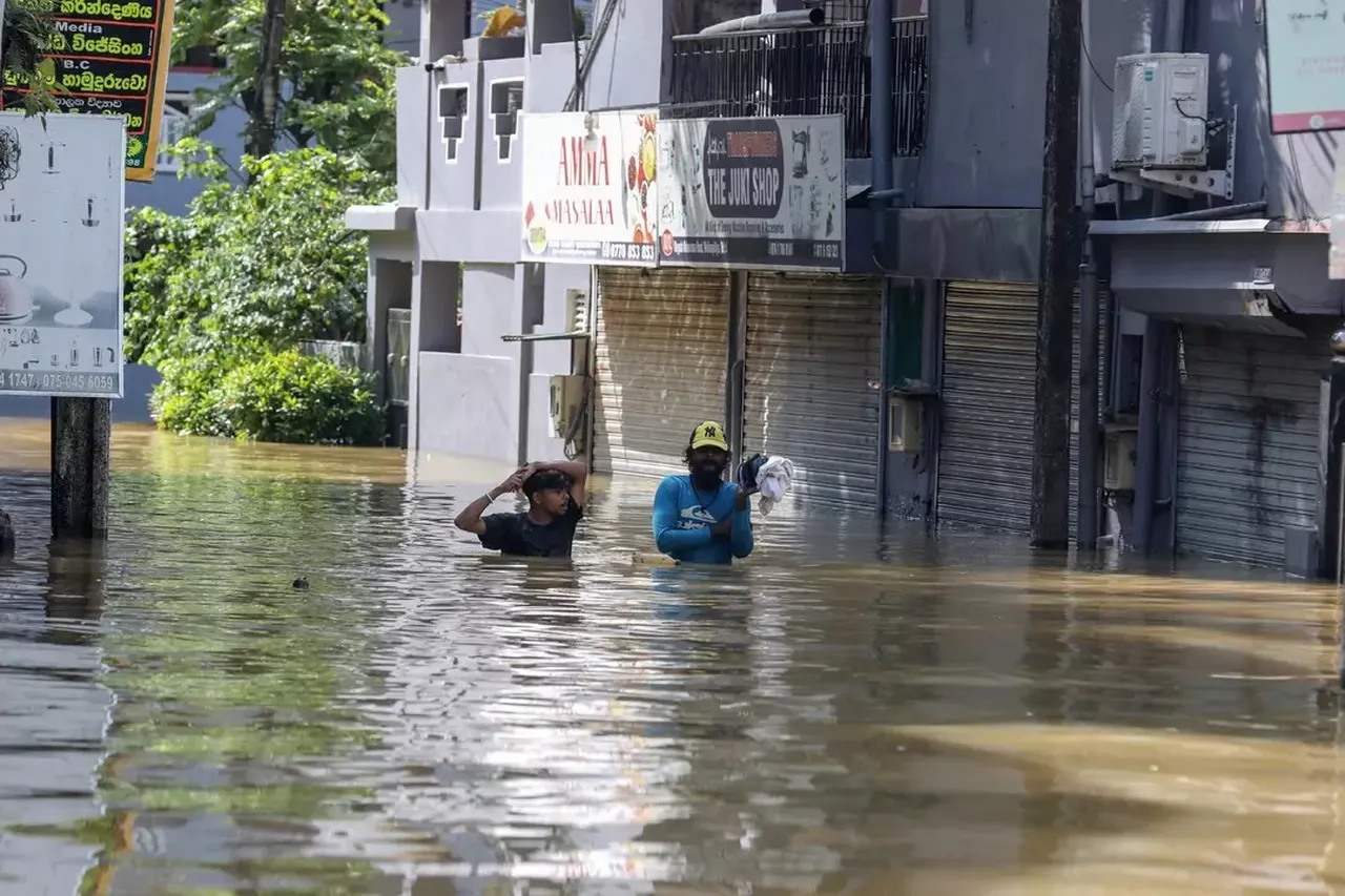 Sri Lanka’da etkili olan kasırganın yol açtığı şiddetli yağışlar nedeniyle meydana gelen sel ve toprak kaymalarında hayatını kaybedenlerin sayısı 334’e yükseldi.