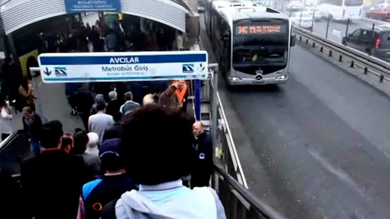 Avcılar'da metrobüs arıza yaptı! Seferler aksadı