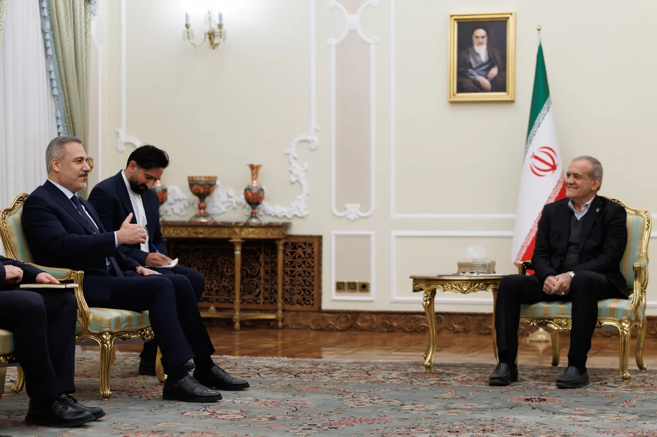 Dışişleri Bakanı Hakan Fidan, İran Cumhurbaşkanı Pezeşkiyan ile bir araya geldi