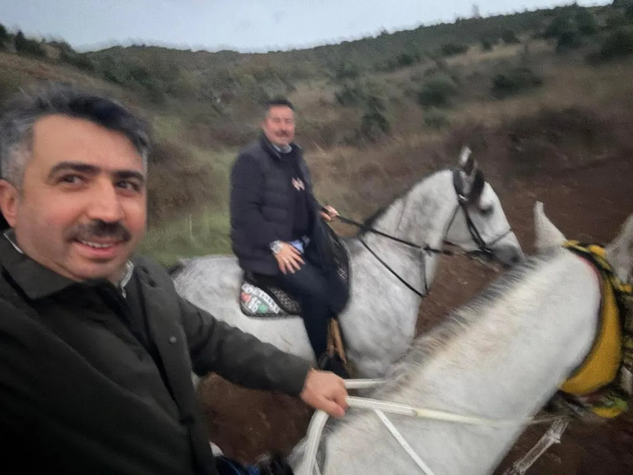 Belediye başkanları at sırtında stres attı