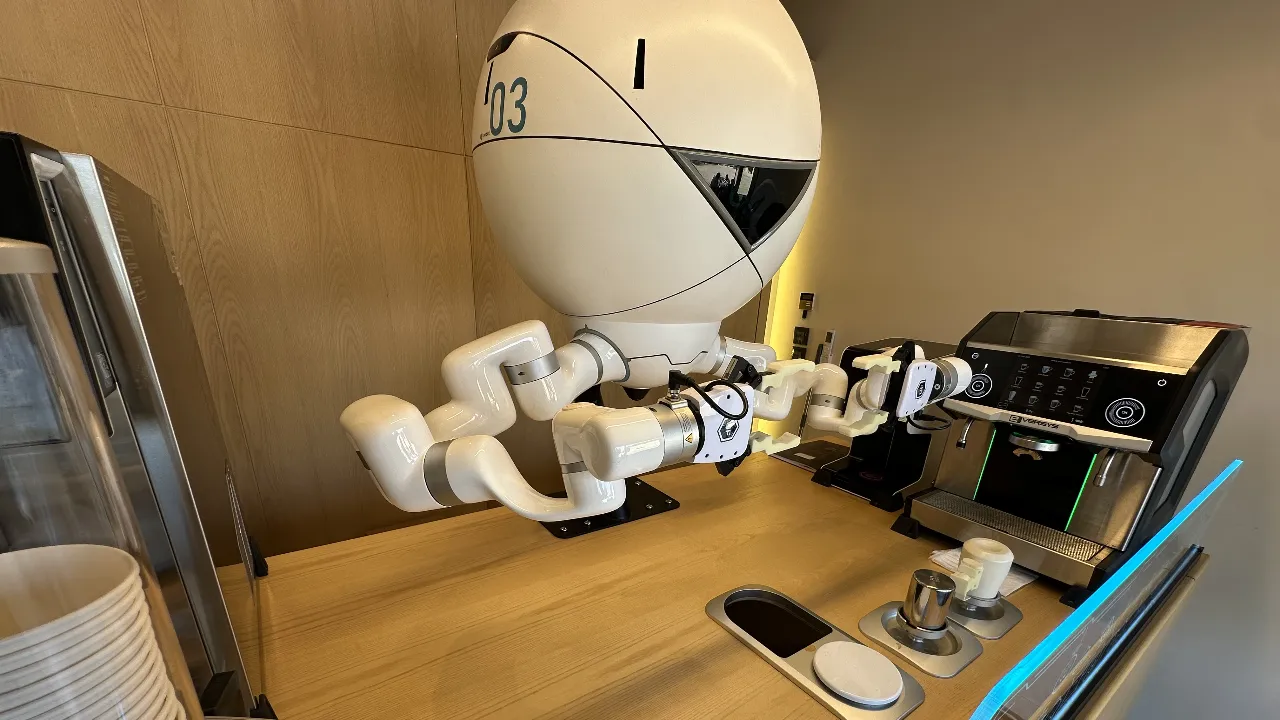 Bu kafede her şeyi robotlar yapıyor! Ziyaretçi yağıyor: Avrupa'da bile görmedim