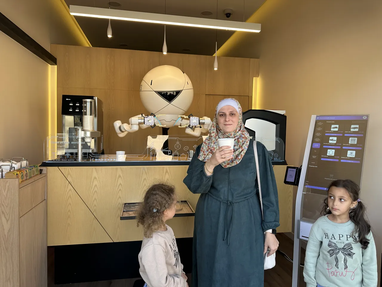 Bu kafede her şeyi robotlar yapıyor! Ziyaretçi yağıyor: Avrupada bile görmedim