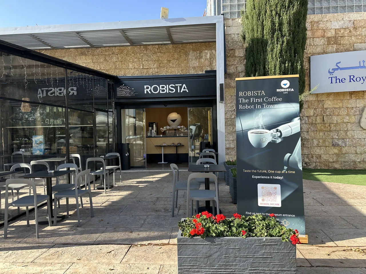 Bu kafede her şeyi robotlar yapıyor! Ziyaretçi yağıyor: Avrupada bile görmedim