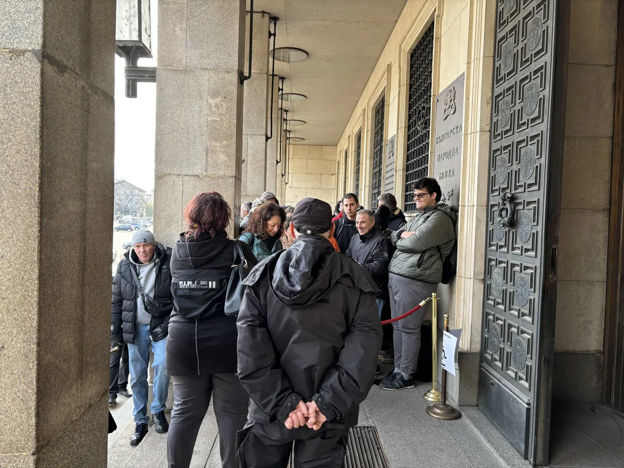 Bulgaristan'da ilk yerel euro örnekleri piyasaya sürüldü! Satın almak için birbirleriyle yarıştılar