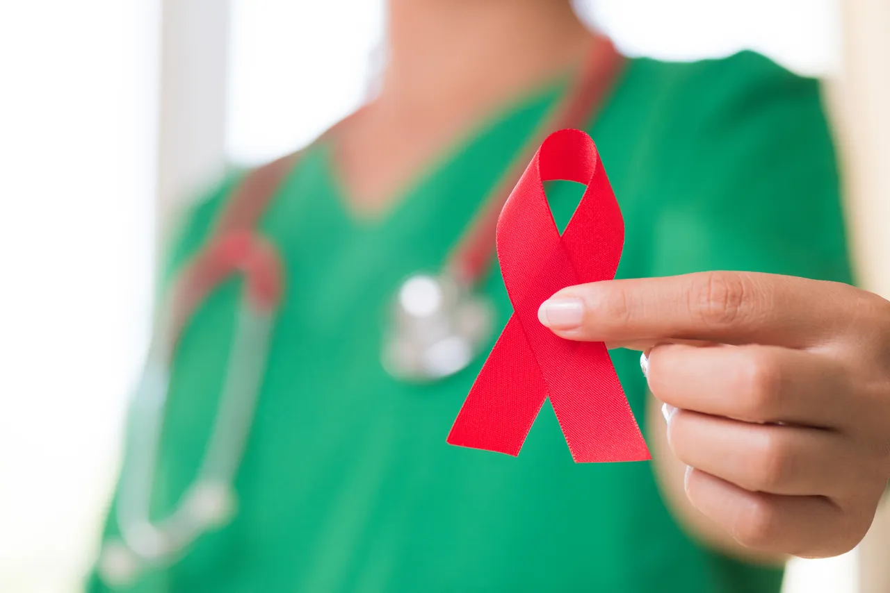 HIV, tokalaşma ve sarılmakla bulaşmaz