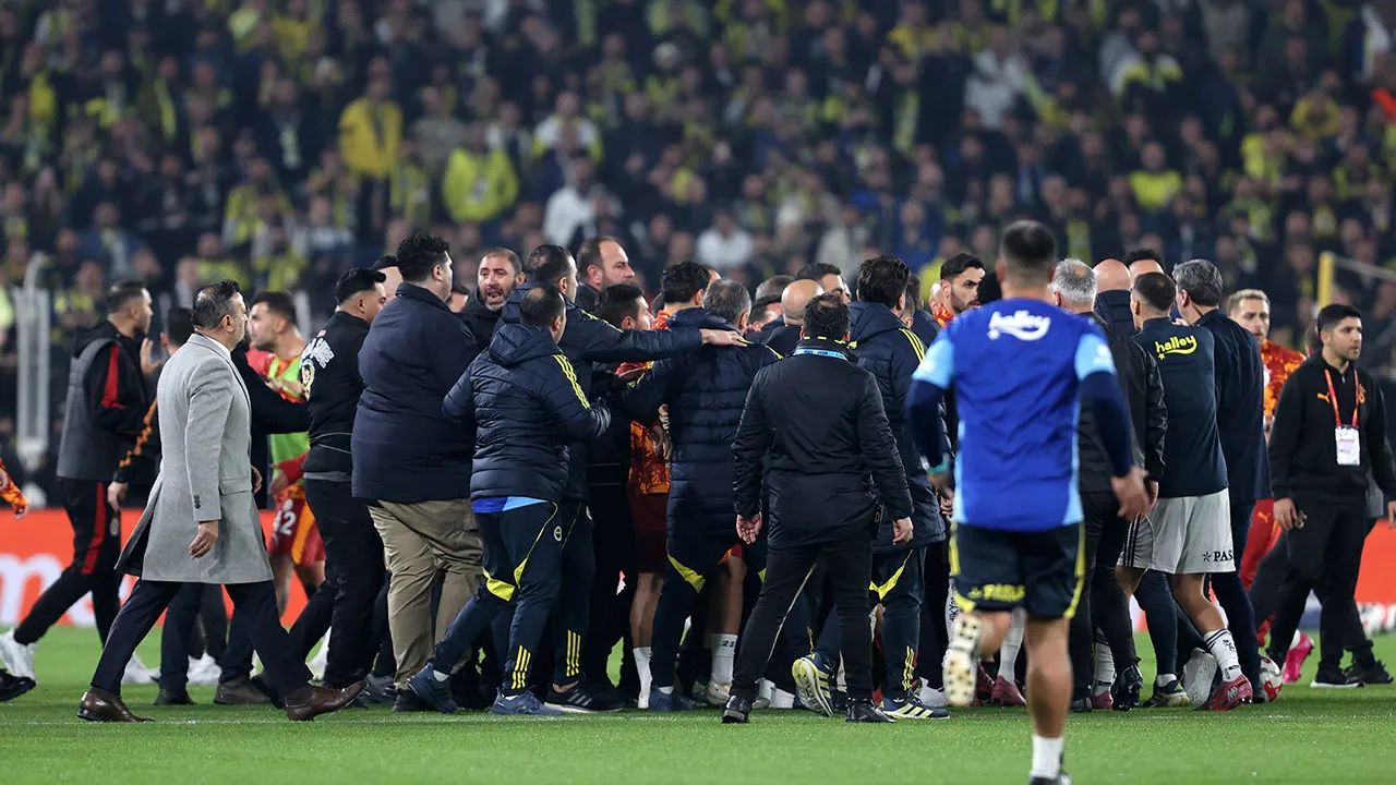 Fenerbahçe - Galatasaray derbisi öncesi kavga çıktı: Futbolcular arasında tansiyon yükseldi