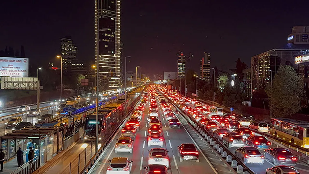 Galatasaray-Fenerbahçe derbisine dakikalar kala trafik kilit! İstanbulda yoğunluk yüzde 85e çıktı