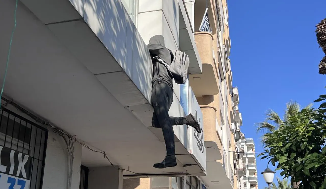 Gören hırsız sanıp polisi arıyor, taş atan da var! Gerçek ise bambaşka