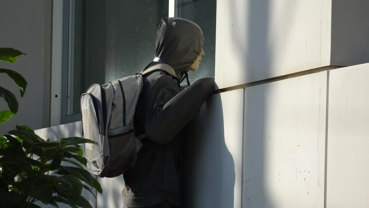 Gören hırsız sanıp polisi arıyor, taş atan da var! Gerçek ise bambaşka