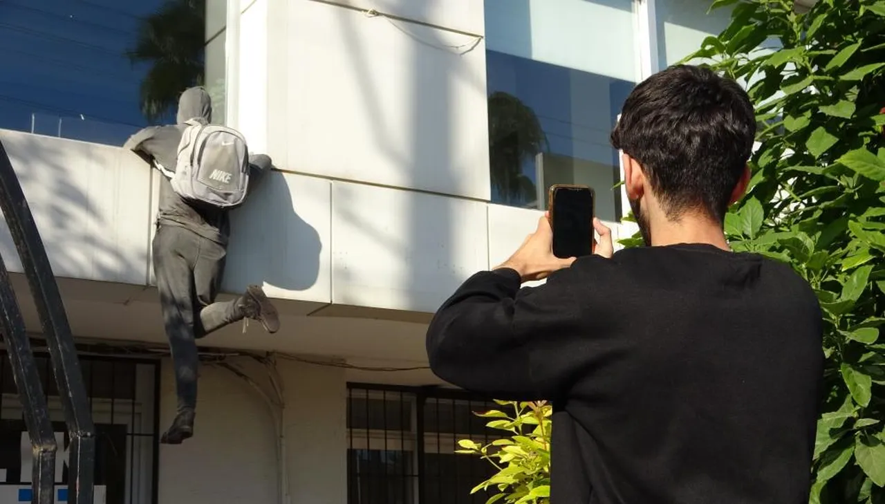 Gören hırsız sanıp polisi arıyor, taş atan da var! Gerçek ise bambaşka