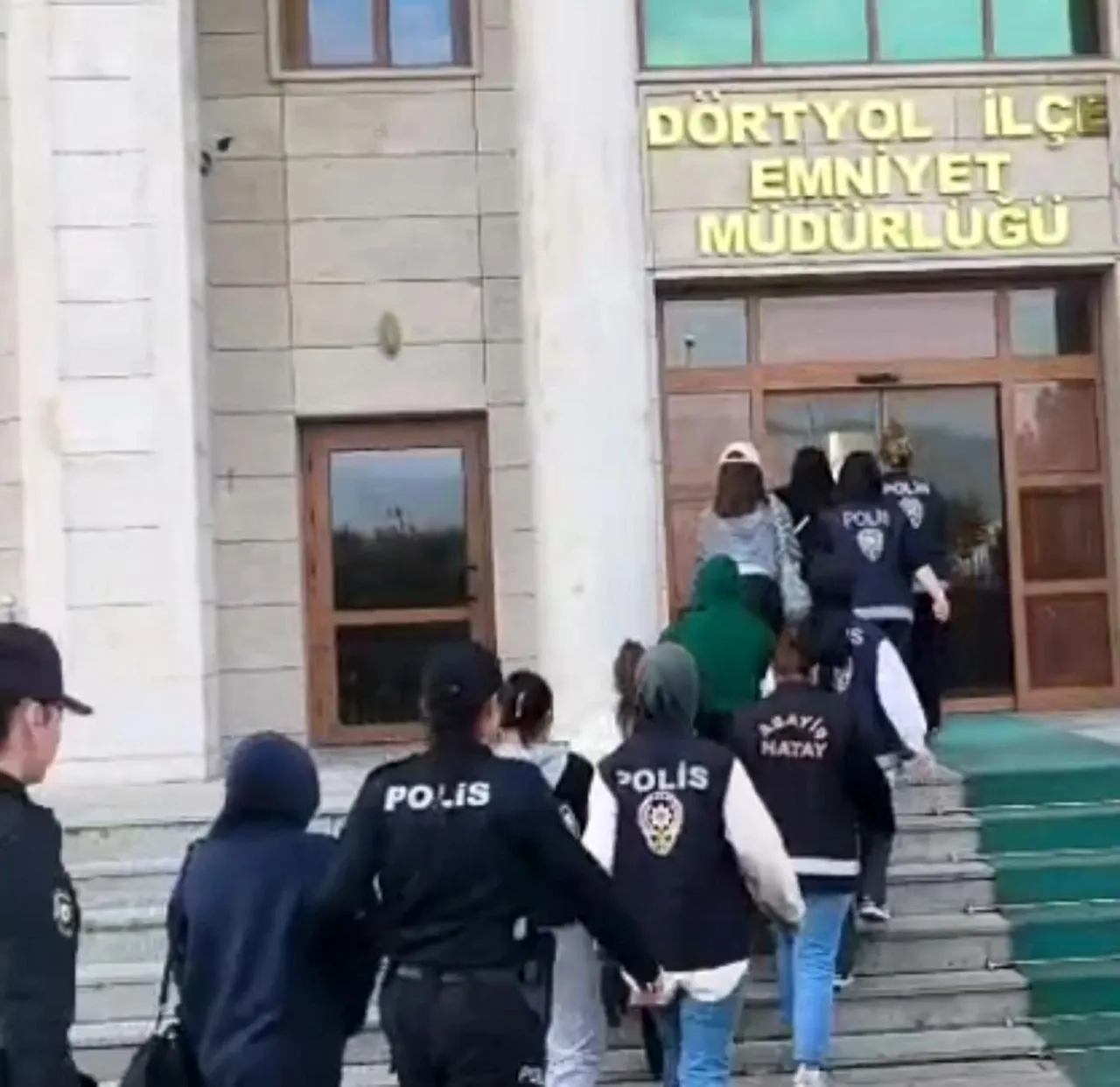 Hatay'da fuhuş operasyonu! 9 yabancı kadın gizli bölmeden çıktı