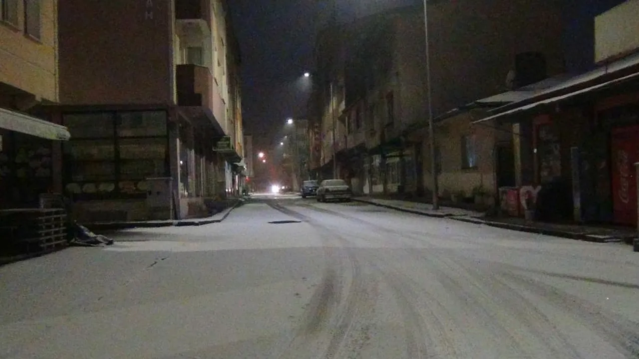 Hava sıcaklığı eksi 10 dereceye düştü! Kent beyaza büründü