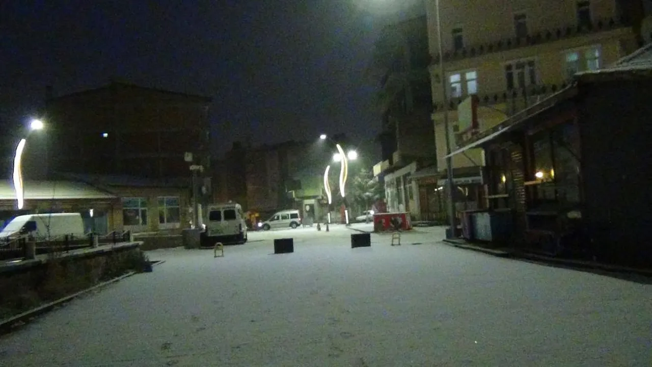 Hava sıcaklığı eksi 10 dereceye düştü! Kent beyaza büründü