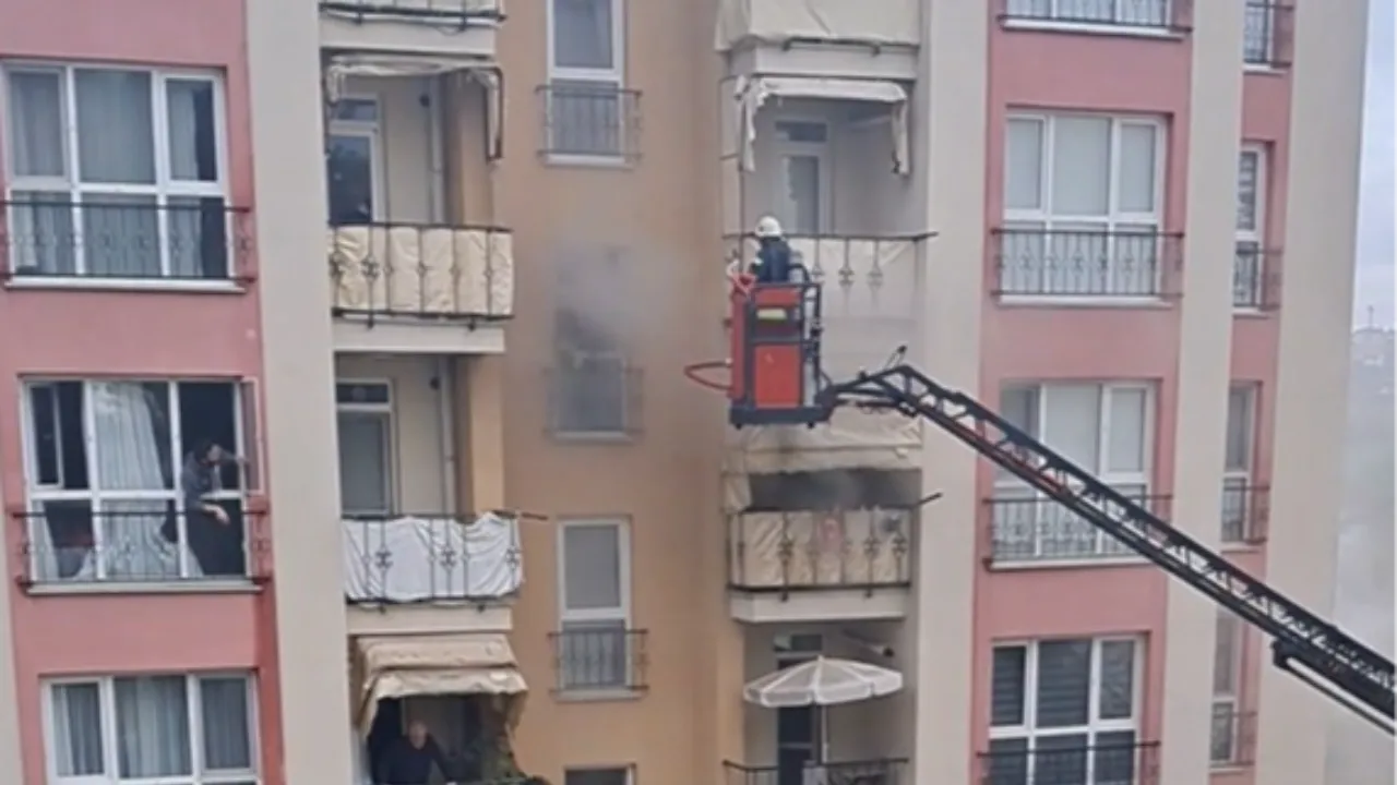 Hayatını kurtarmak için kendi maskesini verdi! Kahramanlık kamerada