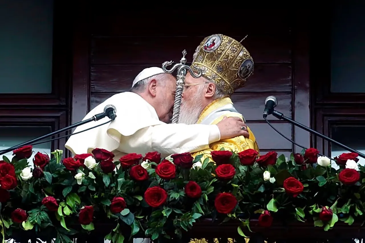 Patrik Papa Franciscus’u takdis ediyor