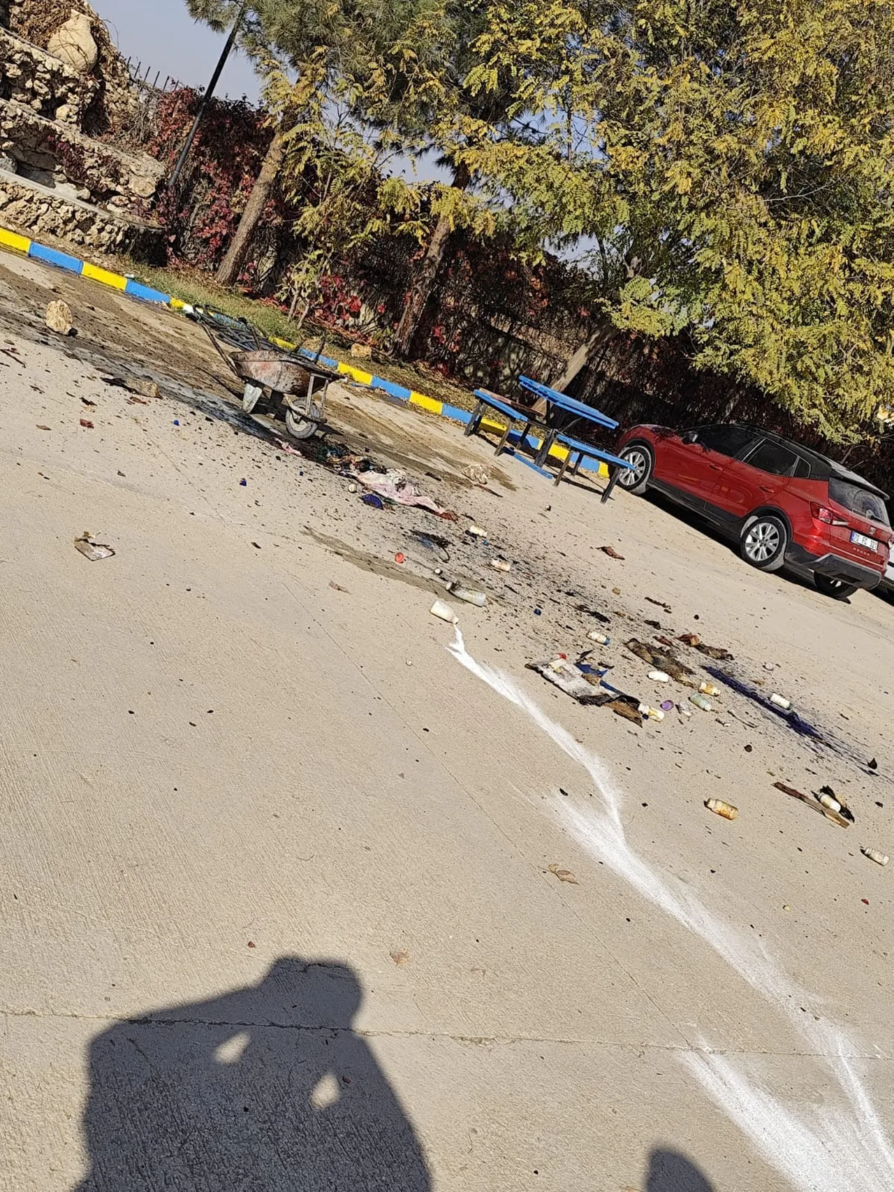 Suyla temas eden deney tüpleri patladı