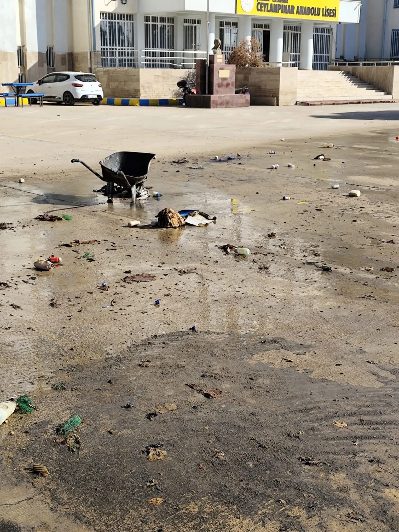 Dumandan etkilenen bir öğrenci ise tedavi altına alındı