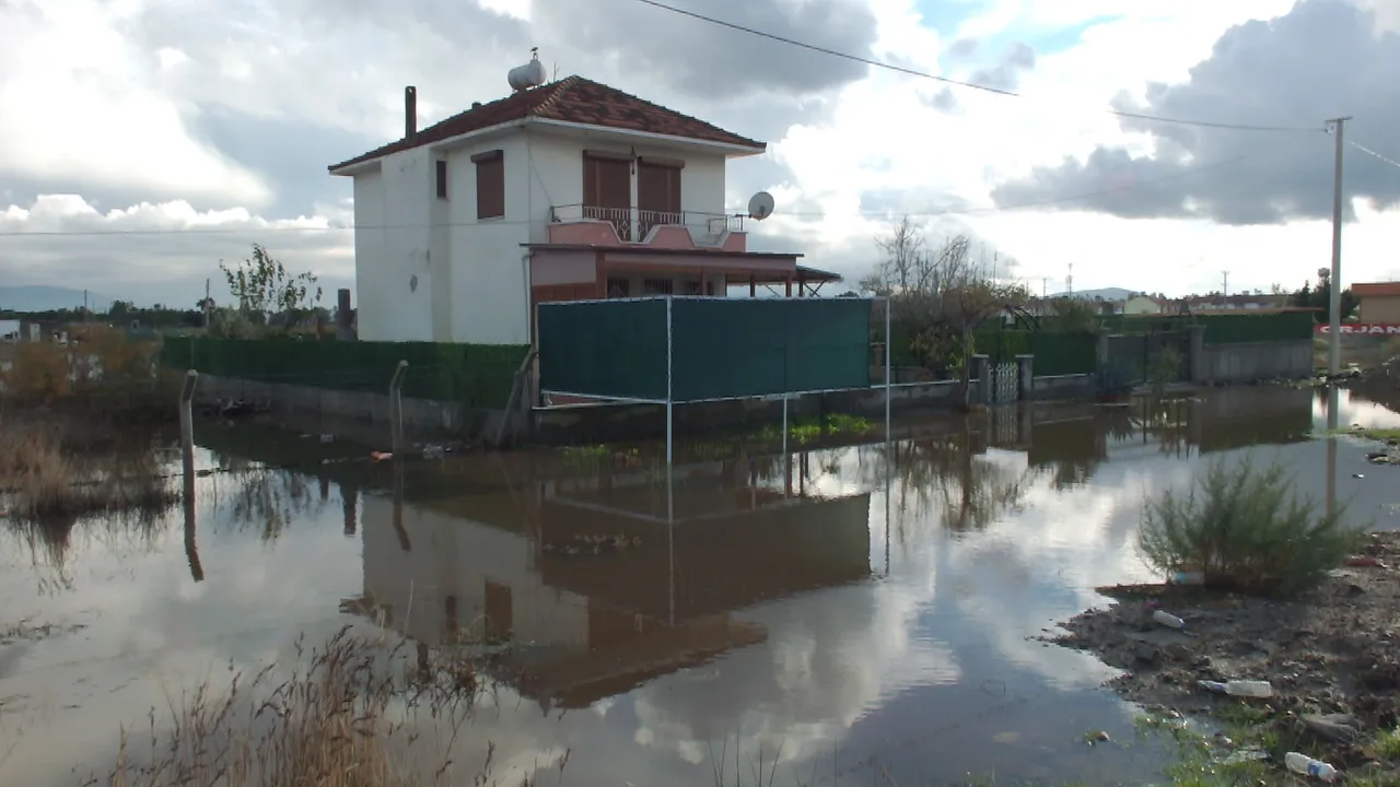 Yazlık evlerin bahçeleri tamamen sular altında kaldı