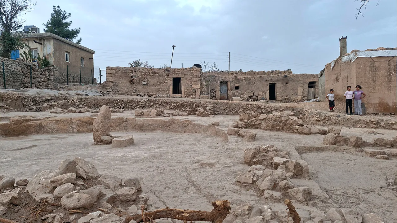 Sayburç'ta köpekler ve tavukların arasında arkeolojik kazı! Köy içindeki 'Göbeklitepe'