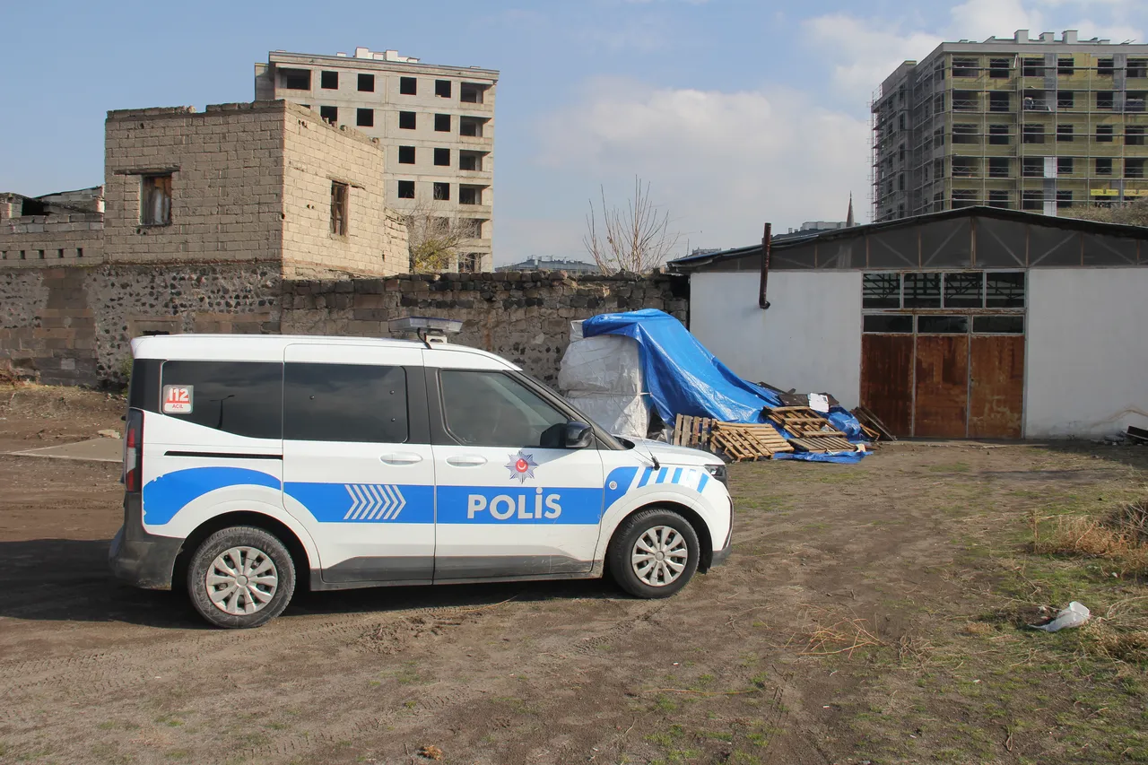 Soba borusuna tel takmaya çalışırken düşüp can verdi