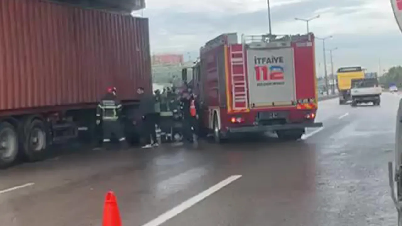 TEM'de feci kaza! Kendi kullandığı tırın altında kalıp öldü