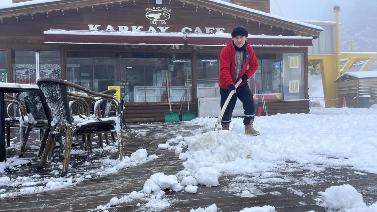 Uludağ'dan güzel haber geldi! Kar kalınlığı 10 santimetreye yaklaştı