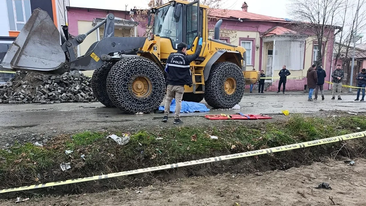 Yürek sızlatan ölüm! Kepçenin altında kaldı