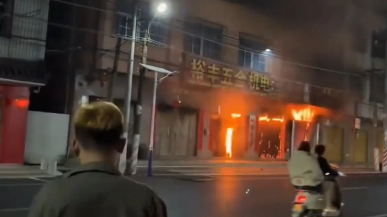 128 kişinin can verdiği yangının ardından... Çin'de 4 katlı bina alevlere teslim: Çok sayıda ölü var