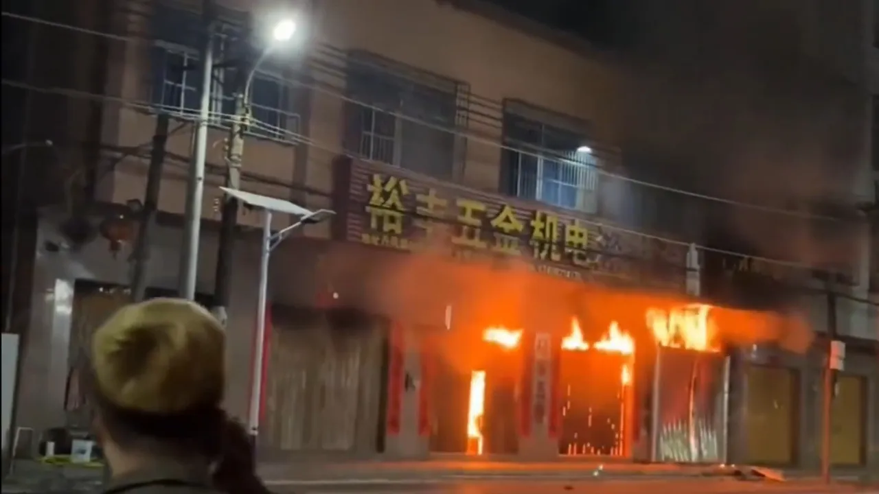 128 kişinin can verdiği yangının ardından... Çinde 4 katlı bina alevlere teslim: Çok sayıda ölü var