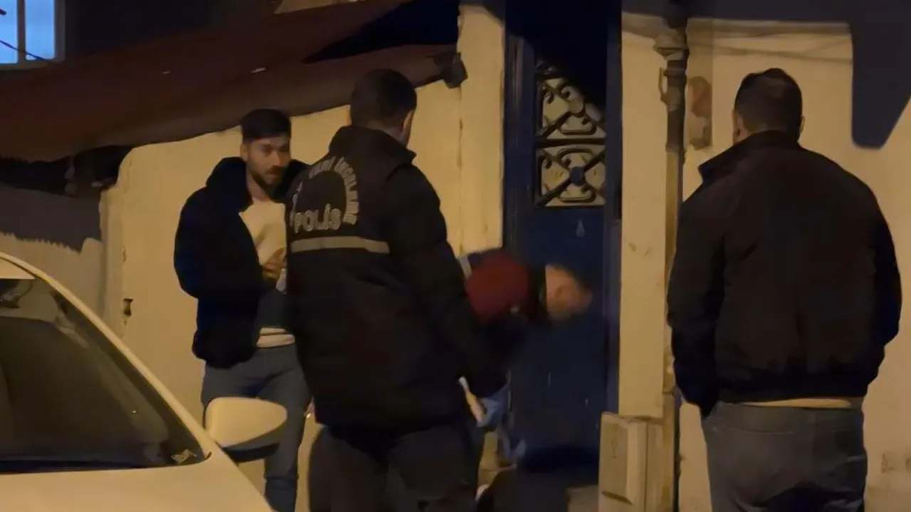 4 yaşındaki çocuk ile annesini darbedip ağızlarını bantladılar... Hepsi 200 bin TL için!