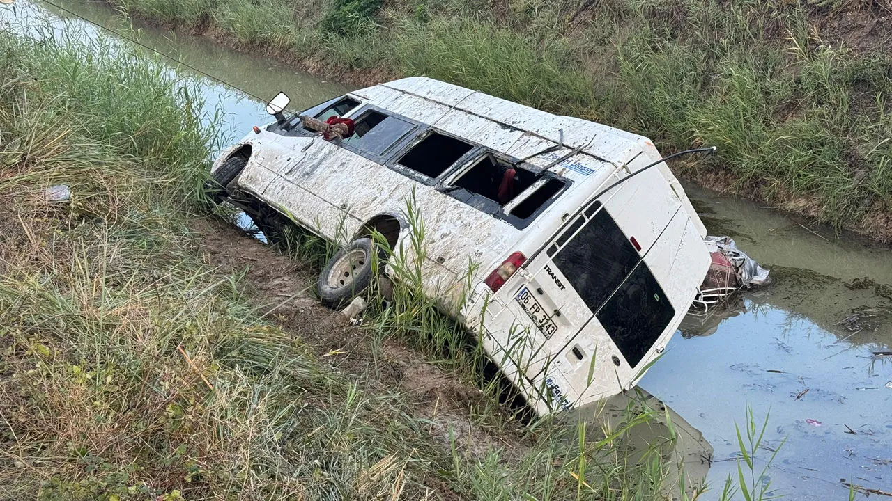 Adana'da minibüs sulama kanalına devrildi: 18 kişi yaralandı