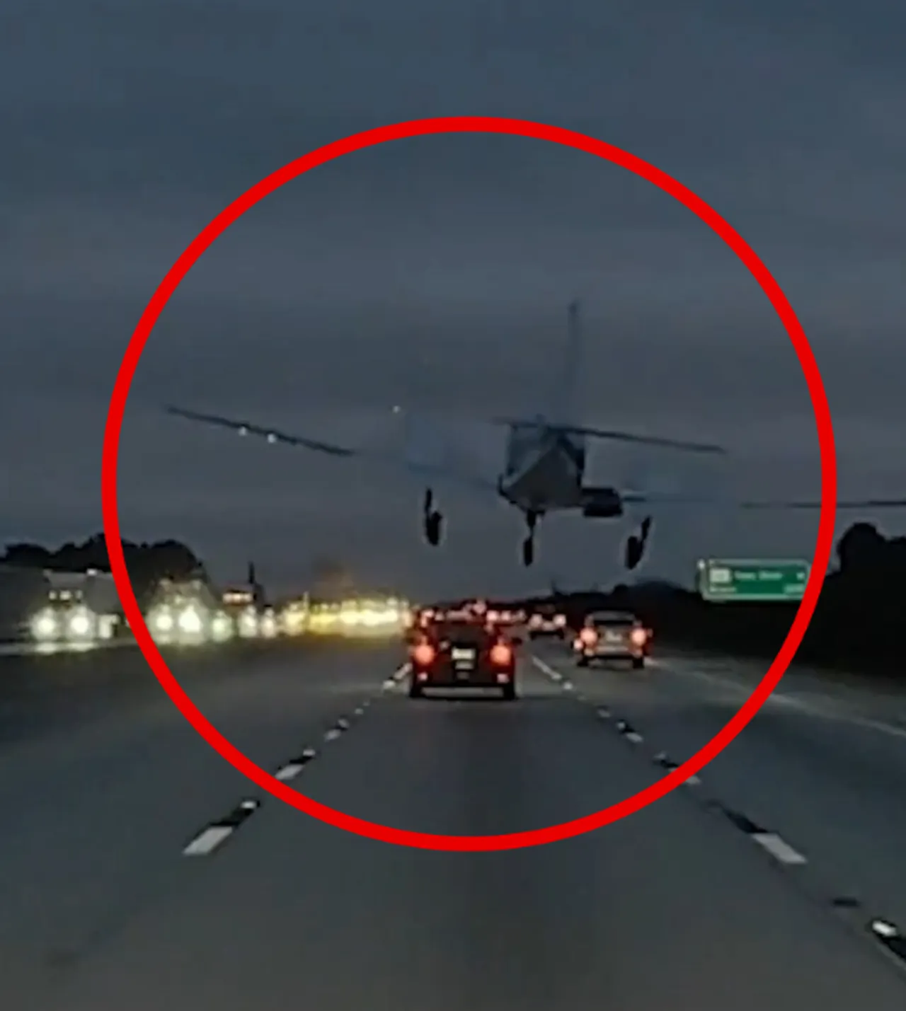 Arıza yapan uçak, seyir halindeki aracın üzerine çakıldı! Korku dolu anlar kamerada