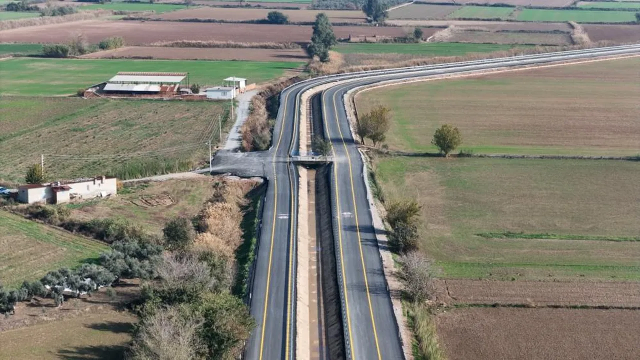 Aydın'da trafiğe ilaç gibi çözüm: İlçeyi hastaneye ve merkeze bağlayacak yol açıldı