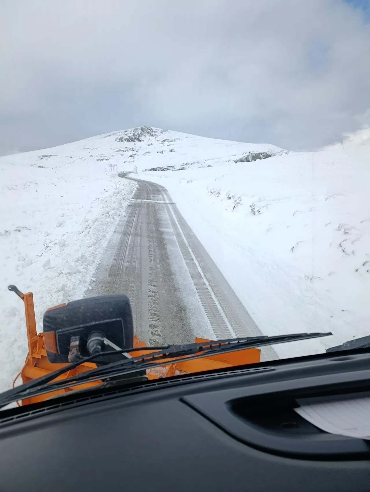 Kardan kapanan yollarda tuzlama çalışması başladı