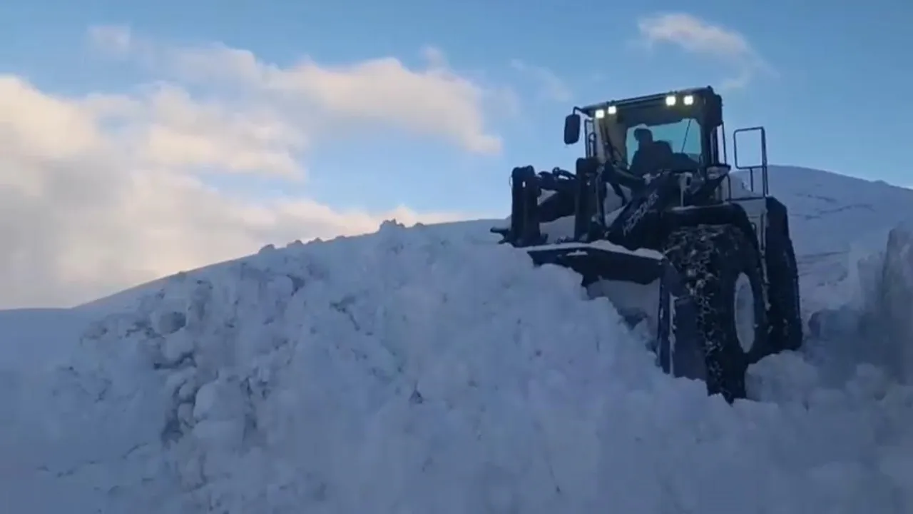 Kapanan yollarda dozerler çalışma başlattı