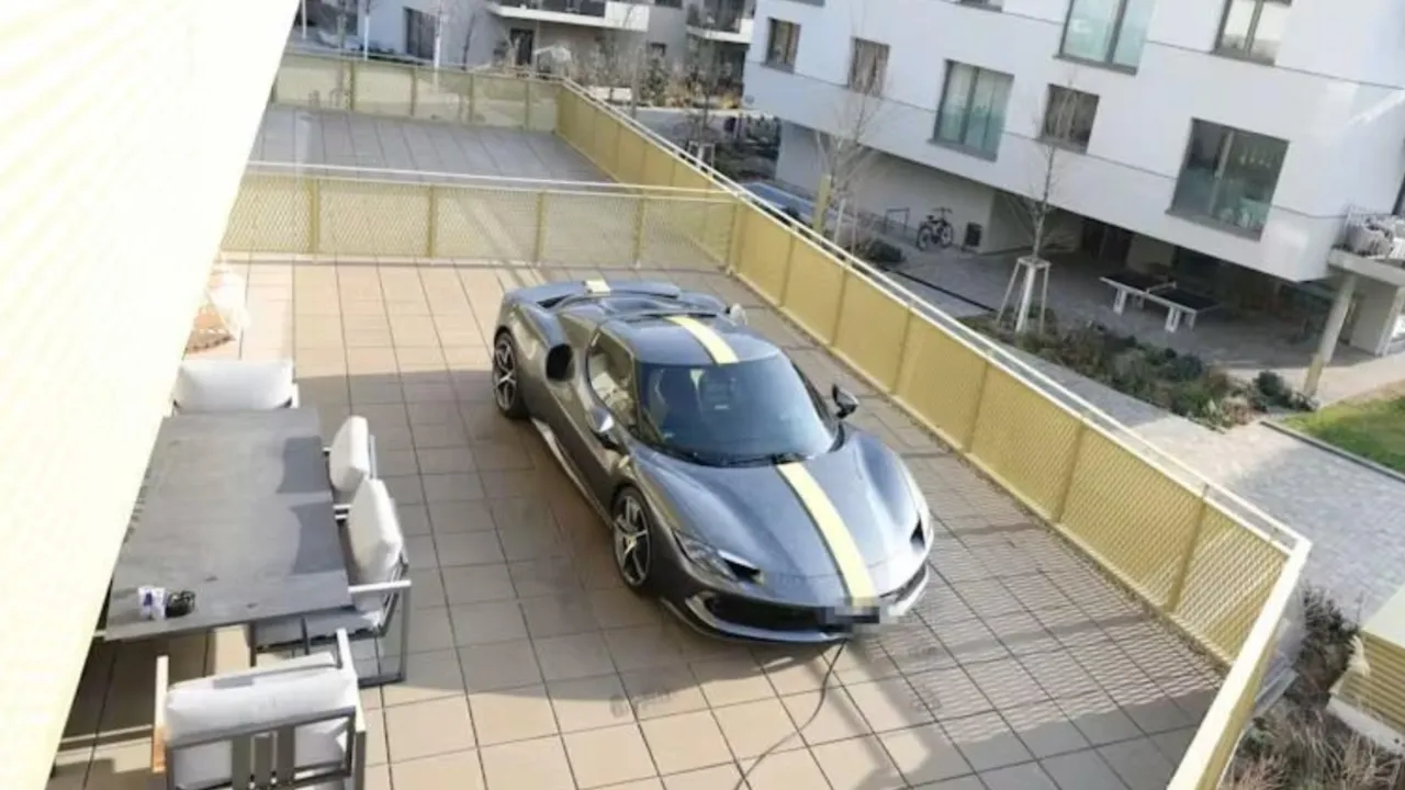 Ferrari havada sallandı! Genç milyoner lüks aracını balkona park etti