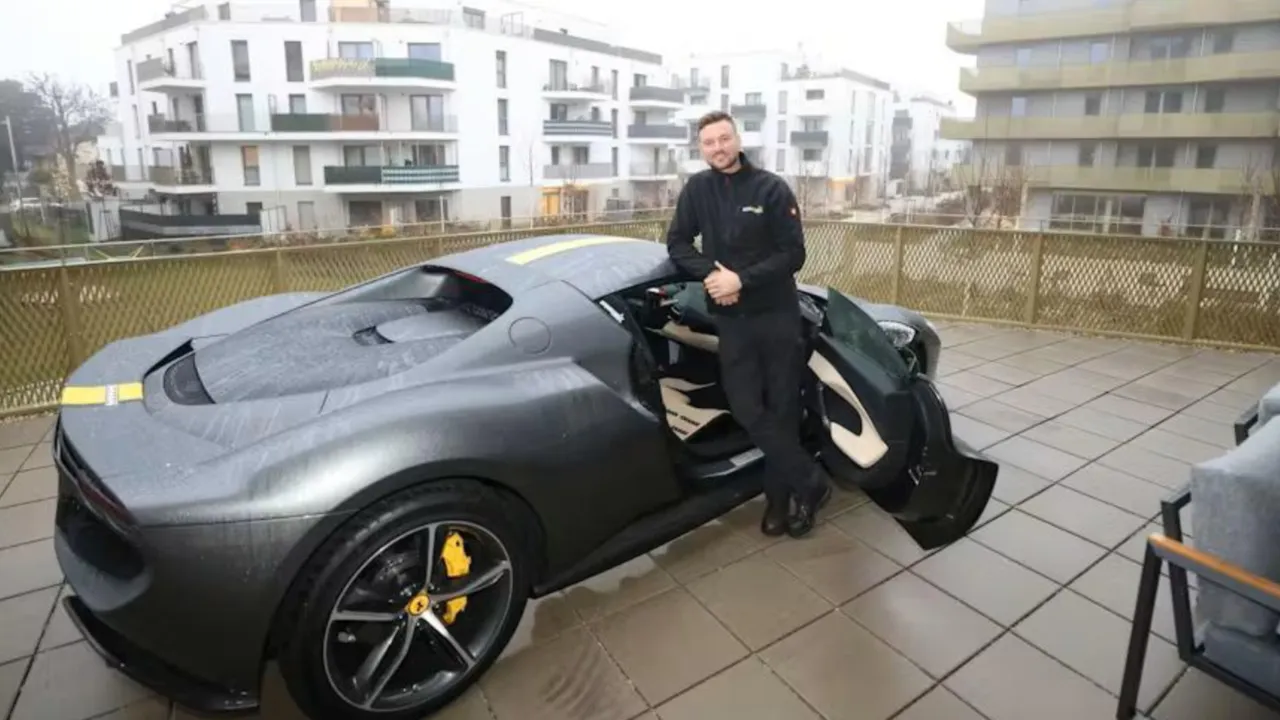 Ferrari havada sallandı! Genç milyoner lüks aracını balkona park etti