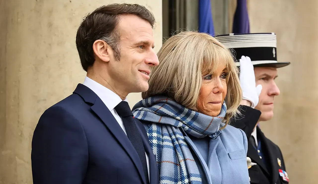Fransa First Lady’si Brigitte Macron, tecavüz suçlamasıyla gündeme gelen komedyen Ary Abittan’ın gösterisini protesto eden feministlere yönelik kullandığı ağır sözlerle ülkeyi karıştırdı.