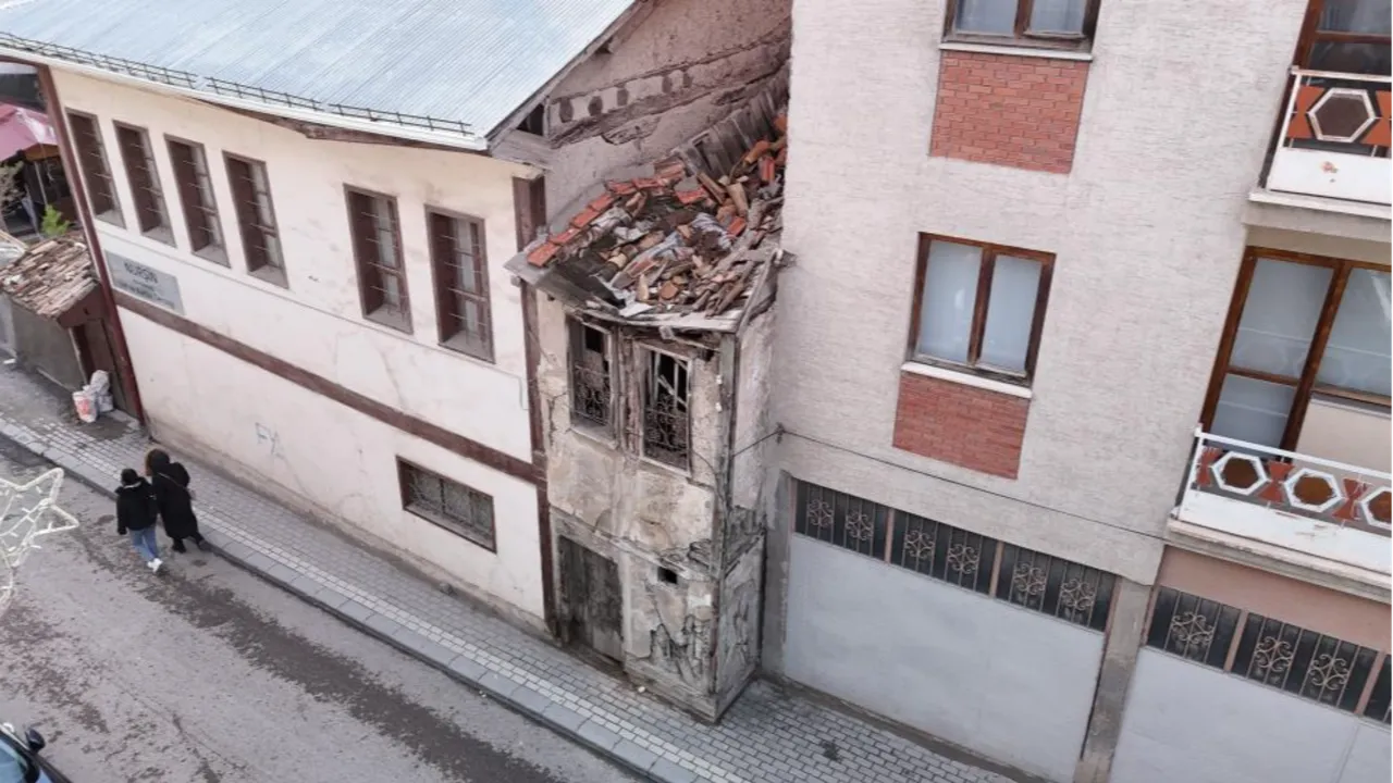 İki bina arasında sıkıştı! 2 metre enindeki evi gören şaşırıyor: 80 yaşındayım, ne zaman yapıldığına aklım ermiyor