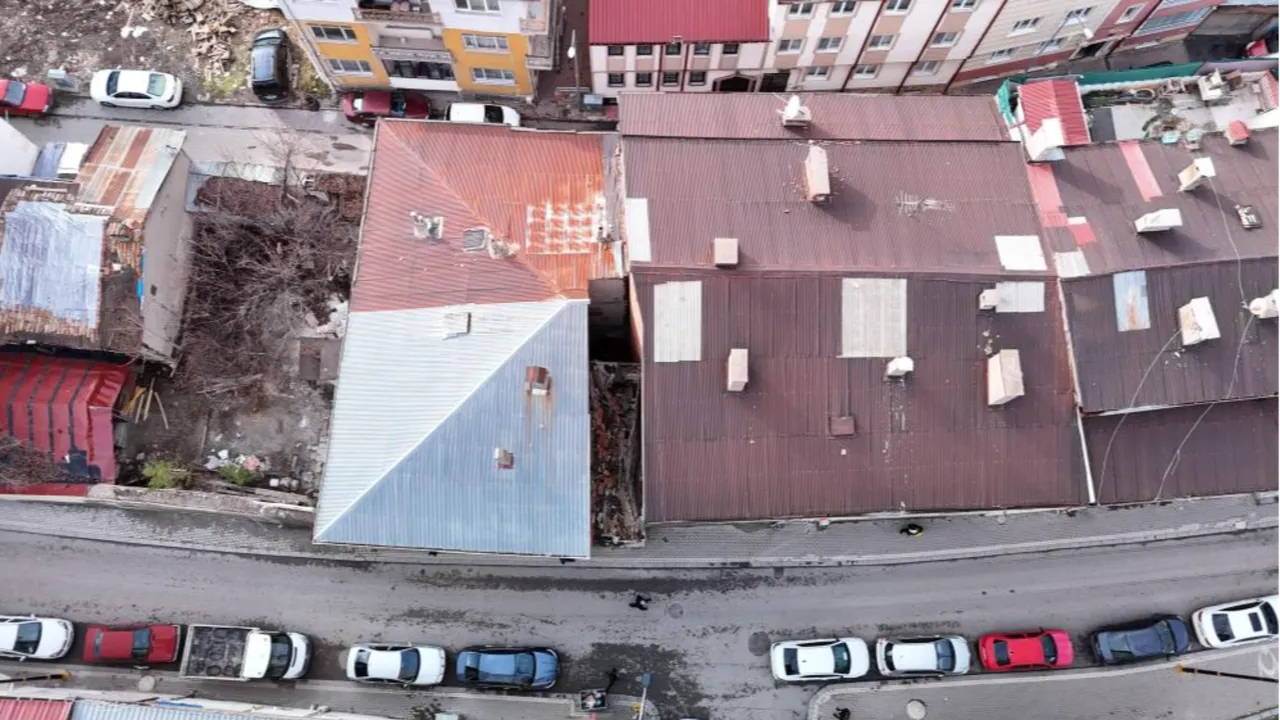 İki bina arasında sıkıştı! 2 metre enindeki evi gören şaşırıyor: 80 yaşındayım, ne zaman yapıldığına aklım ermiyor