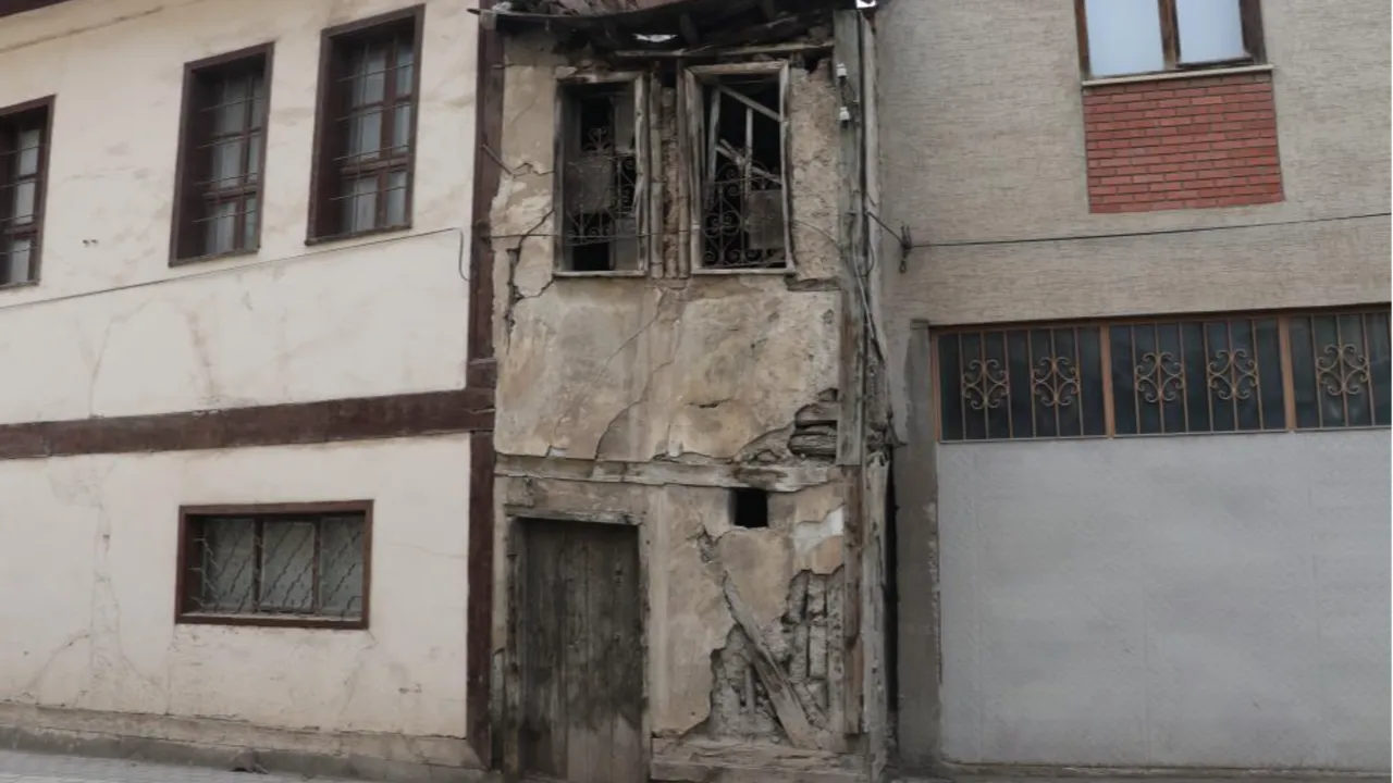 İki bina arasında sıkıştı! 2 metre enindeki evi gören şaşırıyor: 80 yaşındayım, ne zaman yapıldığına aklım ermiyor