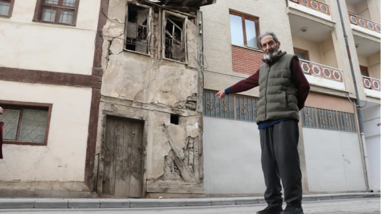 İki bina arasında sıkıştı! 2 metre enindeki evi gören şaşırıyor: 80 yaşındayım, ne zaman yapıldığına aklım ermiyor