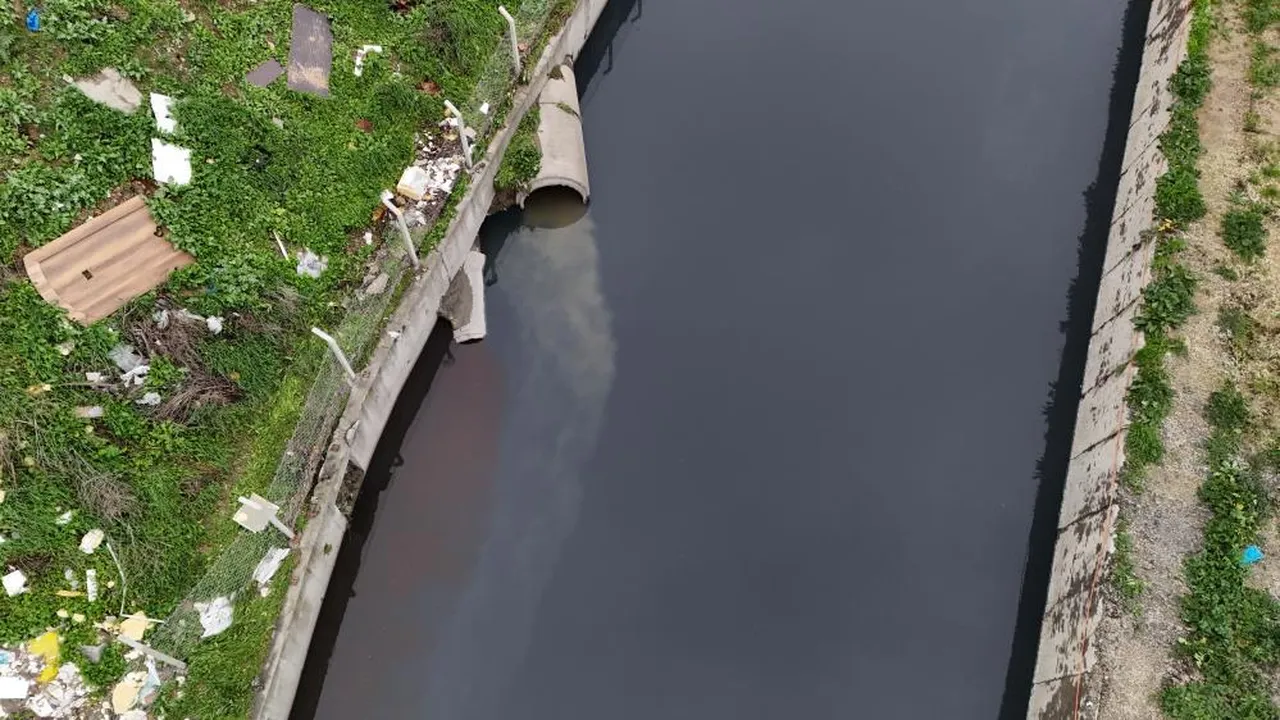 İstanbul'da tepki çeken görüntü! İSKİ yediği cezaya rağmen Marmara'ya lağım akıtıyor... Denizin rengi değişti