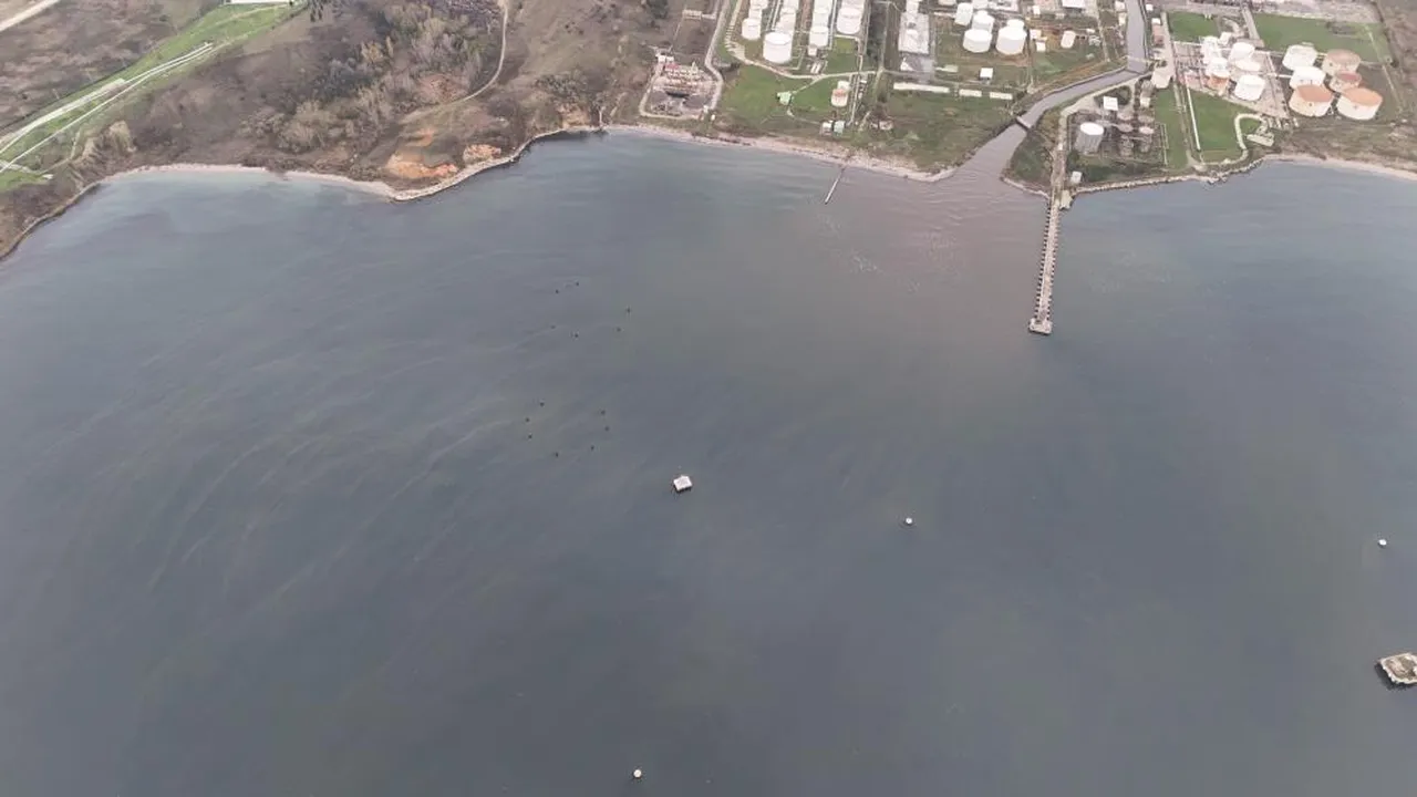 İstanbul'da tepki çeken görüntü! İSKİ yediği cezaya rağmen Marmara'ya lağım akıtıyor... Denizin rengi değişti