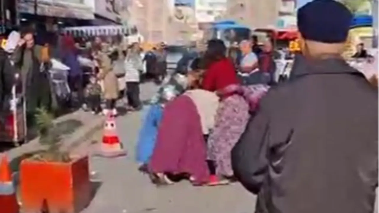 Kadınlar ortalığı savaş alanına çevirdi! O anlar kamerada