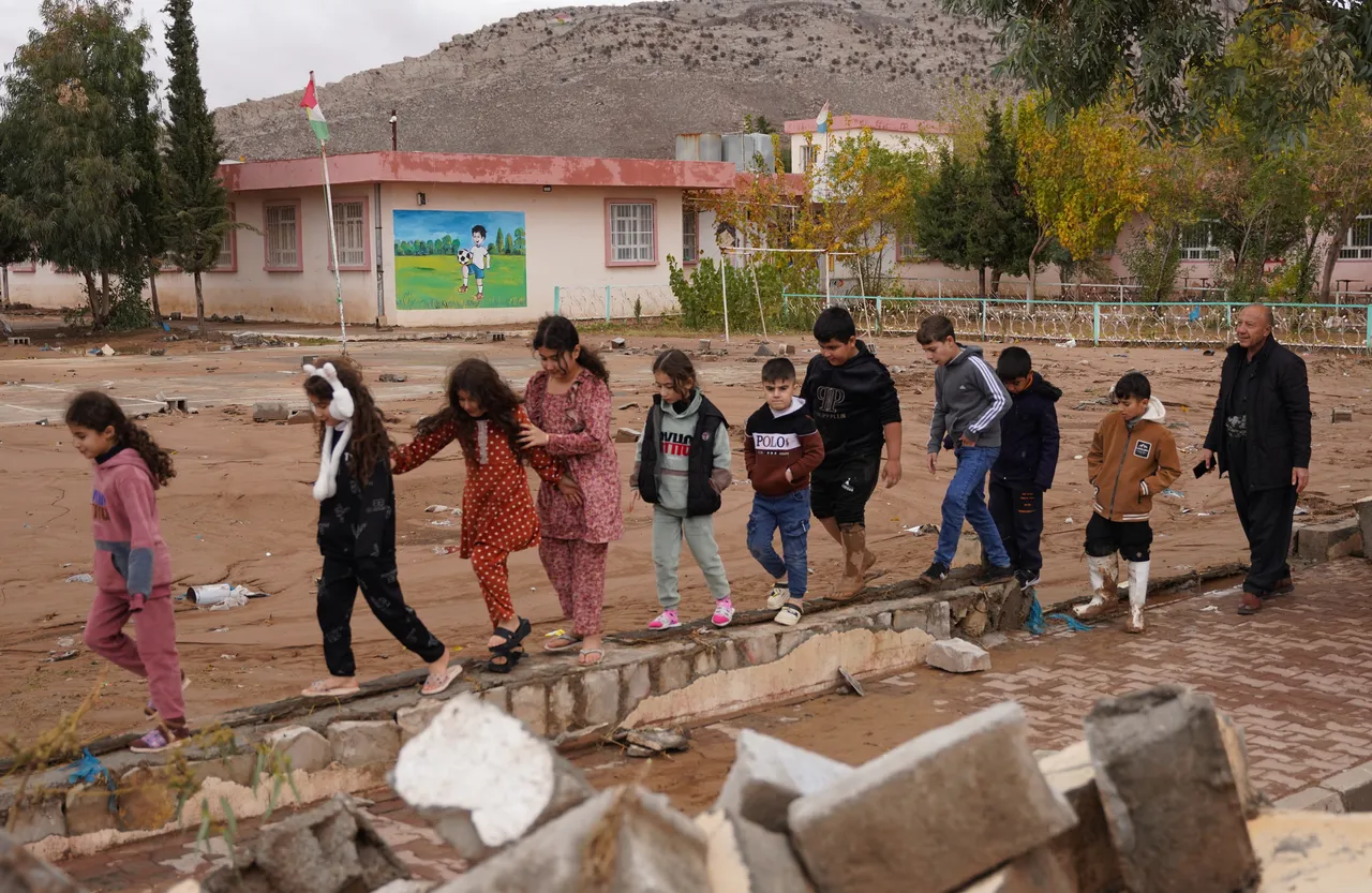 Kahramanlık anı! Çöken duvardan 30 öğrenciyi son anda kurtardı