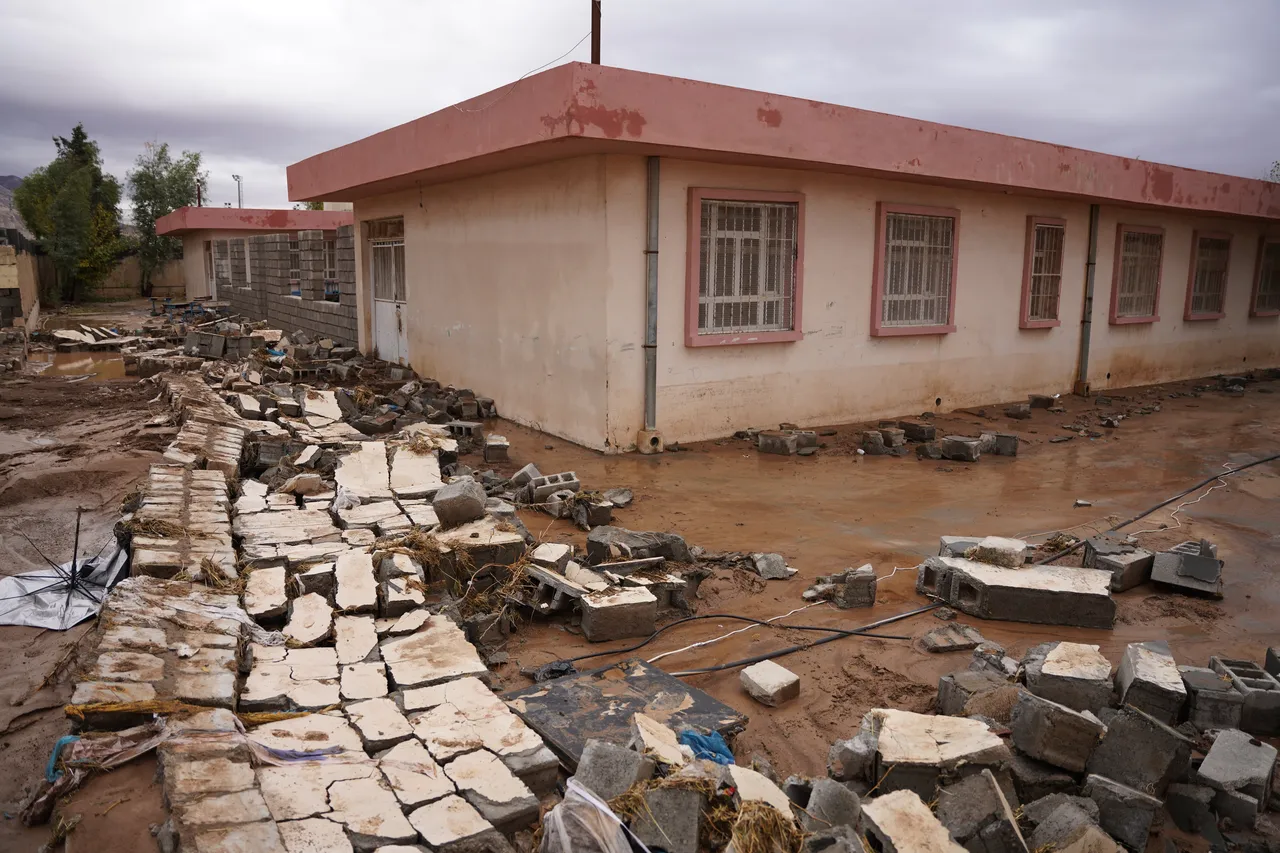 Kahramanlık anı! Çöken duvardan 30 öğrenciyi son anda kurtardı