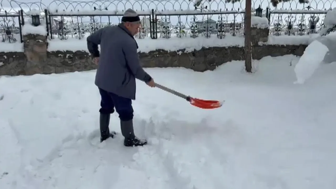 Kars beyaza büründü! 20 köye ulaşım sağlanamıyor