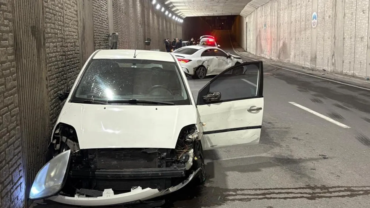 Kayseri'de kaza! Alkollü sürücü çarptığı lüks aracı pert etti